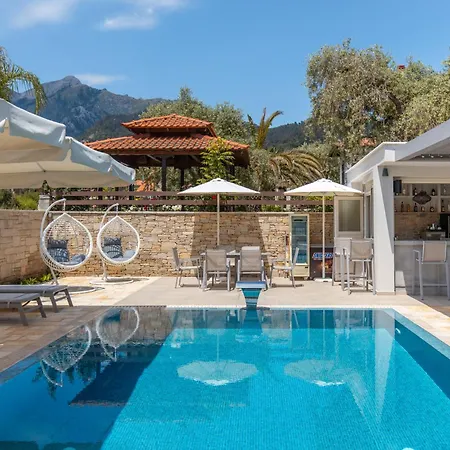 Supreme Luxury Apartahotel 4*